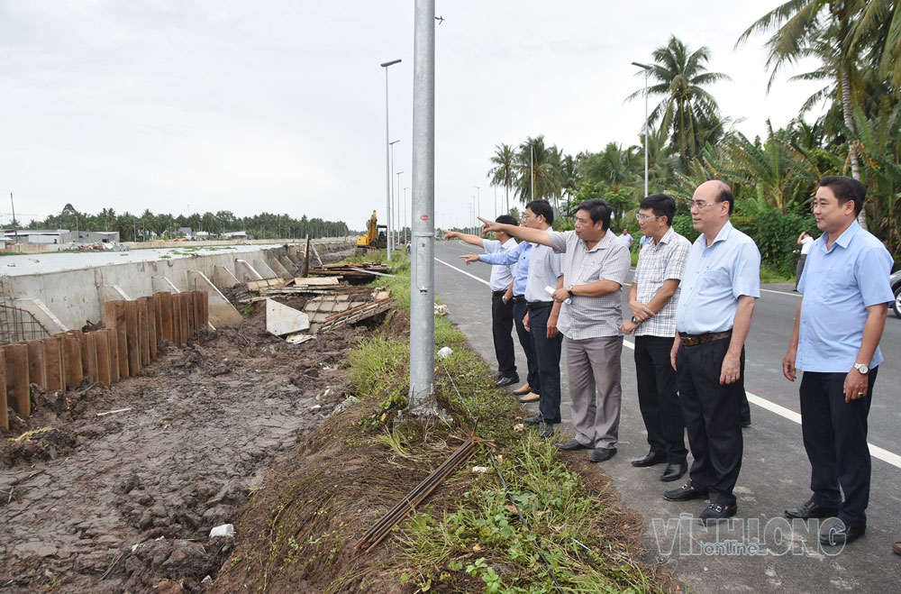 Đoàn khảo sát công trình thi công Dự án Hạ tầng hồ chứa nước ngọt dọc bờ sông Láng Thé.
