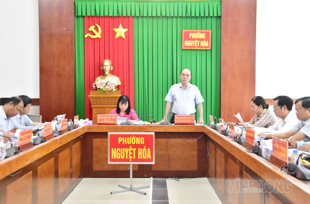 Đoàn khảo sát làm việc tại phường Nguyệt Hóa.