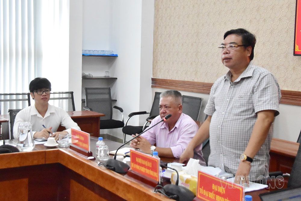 Phó Giám đốc Ban Quản lý Dự án Nông nghiệp tỉnh Nguyễn Trường Giang báo cáo tình hình thực hiện Dự án Hạ tầng hồ chứa nước ngọt dọc bờ sông Láng Thé.