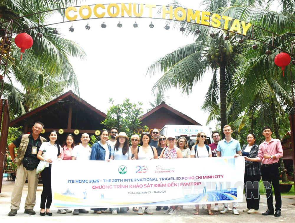 Đoàn khách quốc tế đến điểm khảo sát đầu tiên tại Coconut Homestay, xã Mỏ Cày.