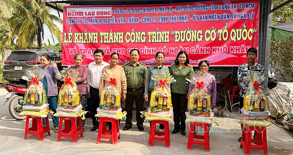 Lãnh đạo Phòng An ninh chính trị nội bộ trao quà ở xã Ngãi Tứ.