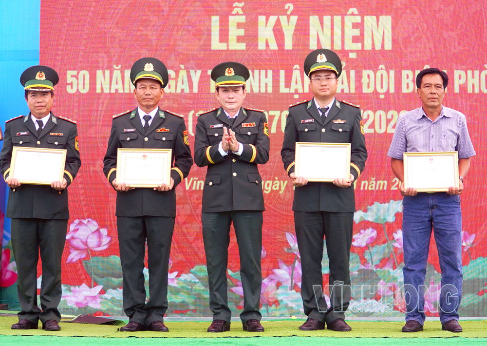 Đại tá Đoàn Minh Trung - Tỉnh ủy viên, Phó Chỉ huy trưởng Bộ Chỉ huy Quân sự tỉnh, kiêm Chỉ huy trưởng Ban Chỉ huy Bộ đội Biên phòng (BĐBP) tỉnh trao thưởng cho tập thể, cá nhân có thành tích xuất sắc nhận khen thưởng.