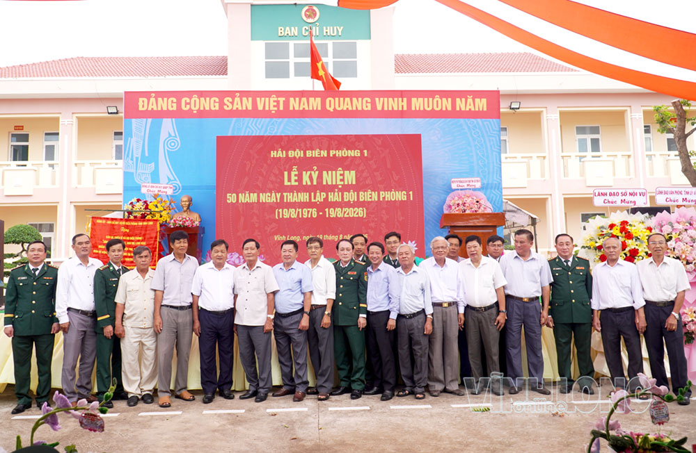 Đại biểu và cán bộ chiến sĩ Hải đội Biên phòng 1 chụp ảnh lưu niệm tại buổi lễ.