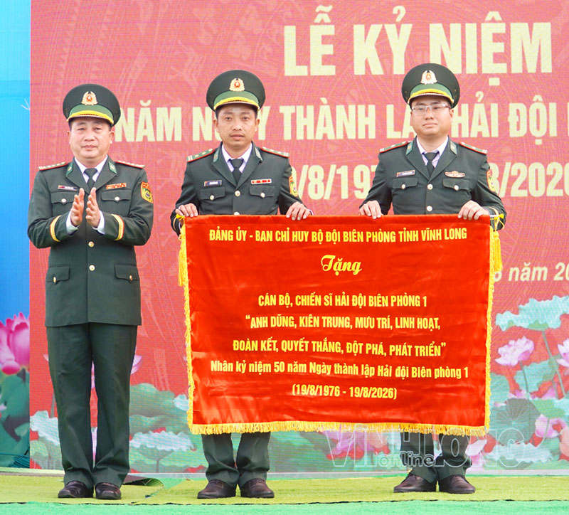 Đại tá Mai Văn Yên - Phó Chính ủy Bộ Chỉ huy Quân sự tỉnh, kiêm Chính ủy Ban Chỉ huy BĐBP tỉnh trao bức tướng chúc mừng Hải đội Biên phòng 1.