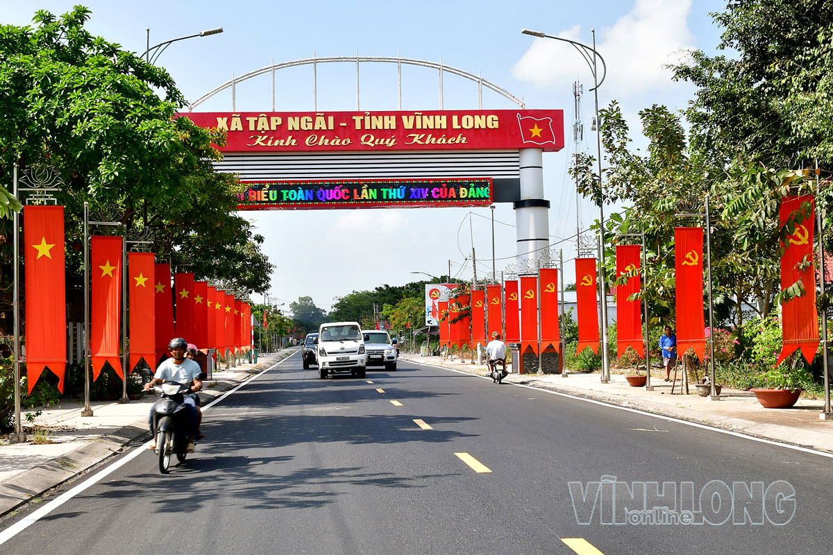 Rực rỡ màu cờ trên tuyến Quốc lộ 60 cửa ngõ vào xã Tập Ngãi.