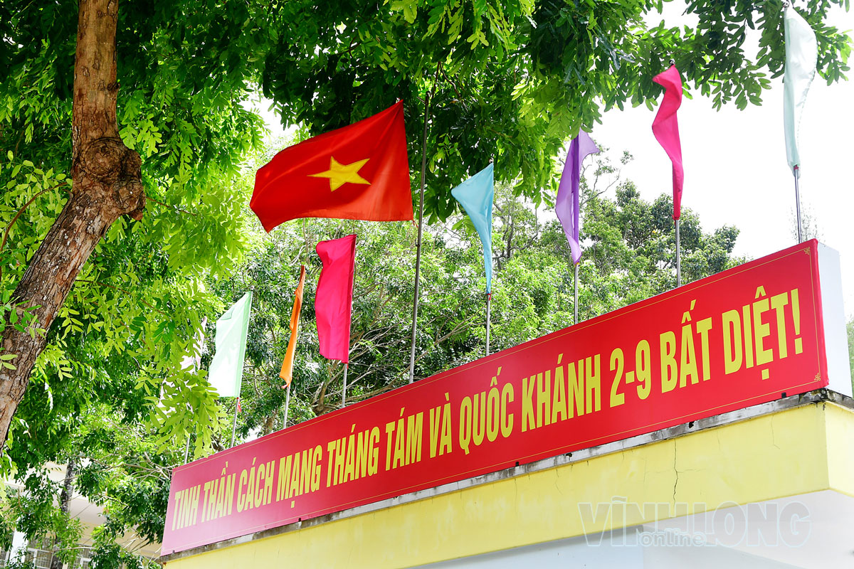 Khẩu hiệu tuyên truyền Cách mạng Tháng Tám và Quốc khánh 2/9.