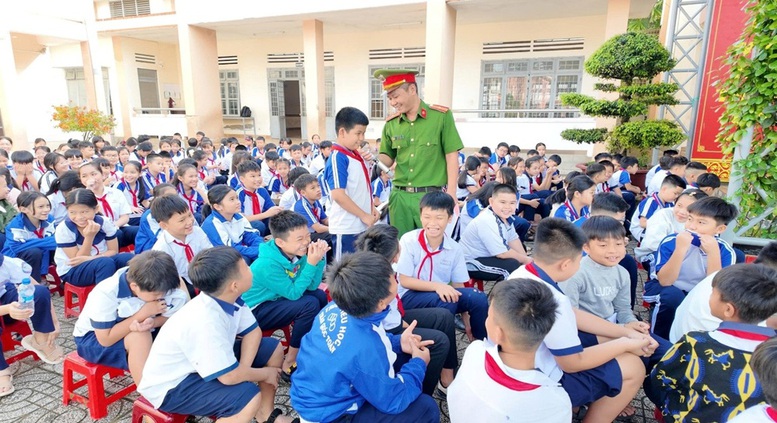 Phối hợp liên ngành bảo đảm an toàn trường học; phòng ngừa, phát hiện sớm và xử lý kịp thời các vụ việc bạo lực học đường, xâm hại trẻ em, vi phạm pháp luật của học sinh