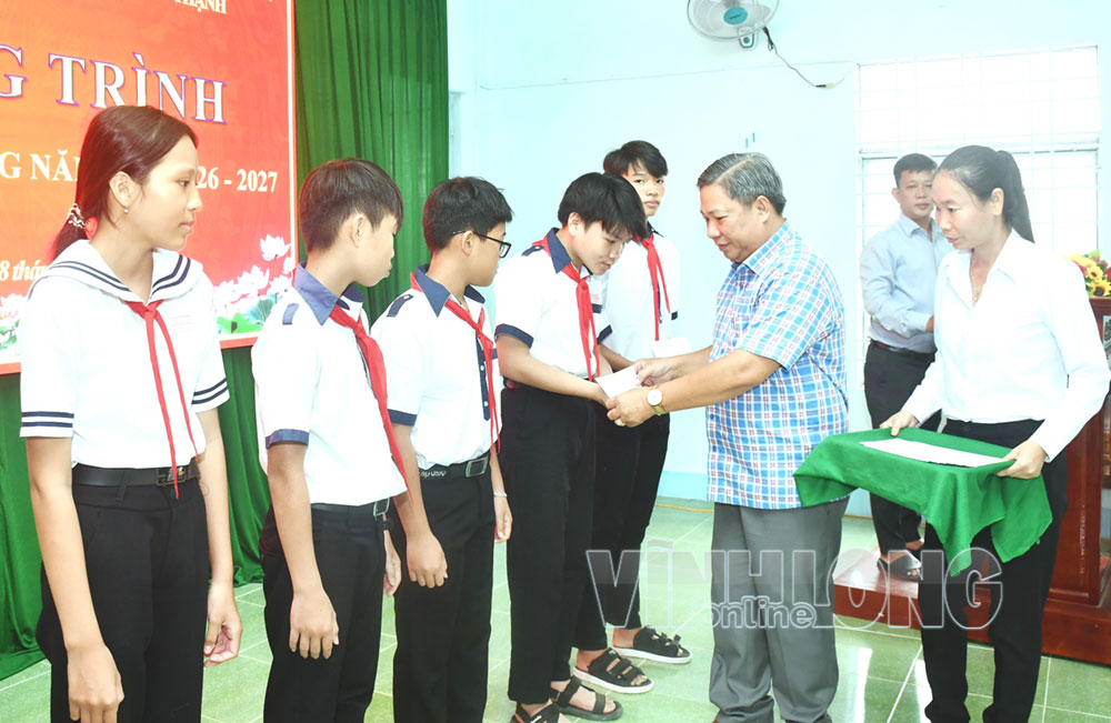 Ông Lê Trường Hận - Phó Bí thư Đảng ủy UBND tỉnh Vĩnh Long trao học bổng cho học sinh xã Bảo Thạnh.