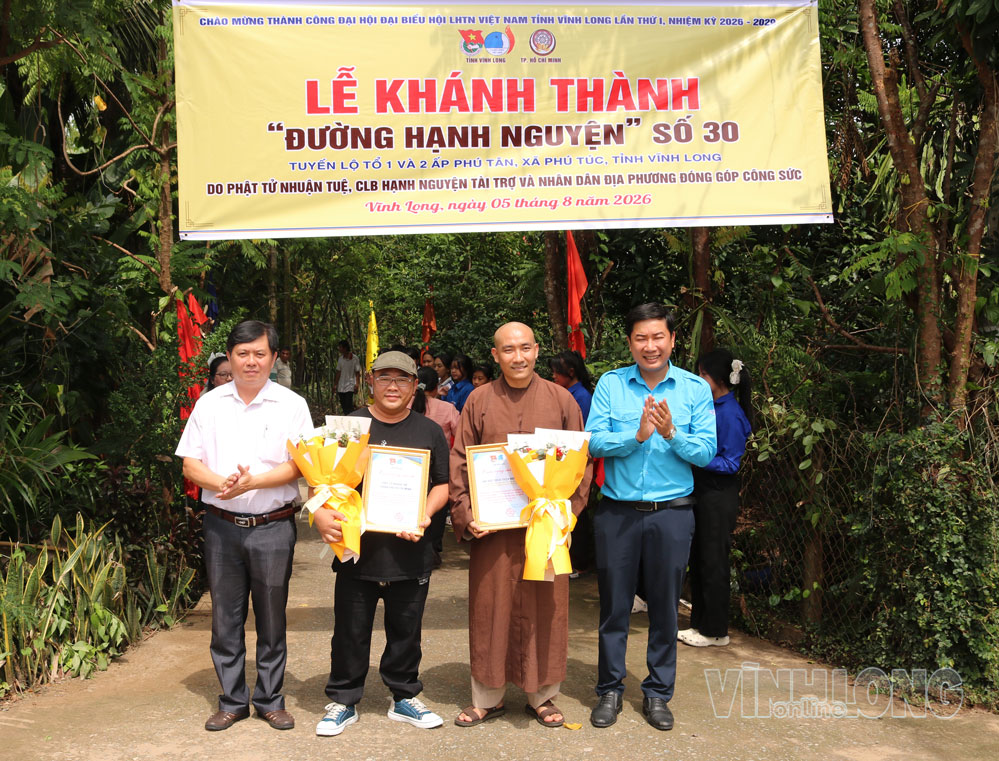 Xã Phú Túc trao thư cảm ơn cho đơn vị tài trợ công trình.