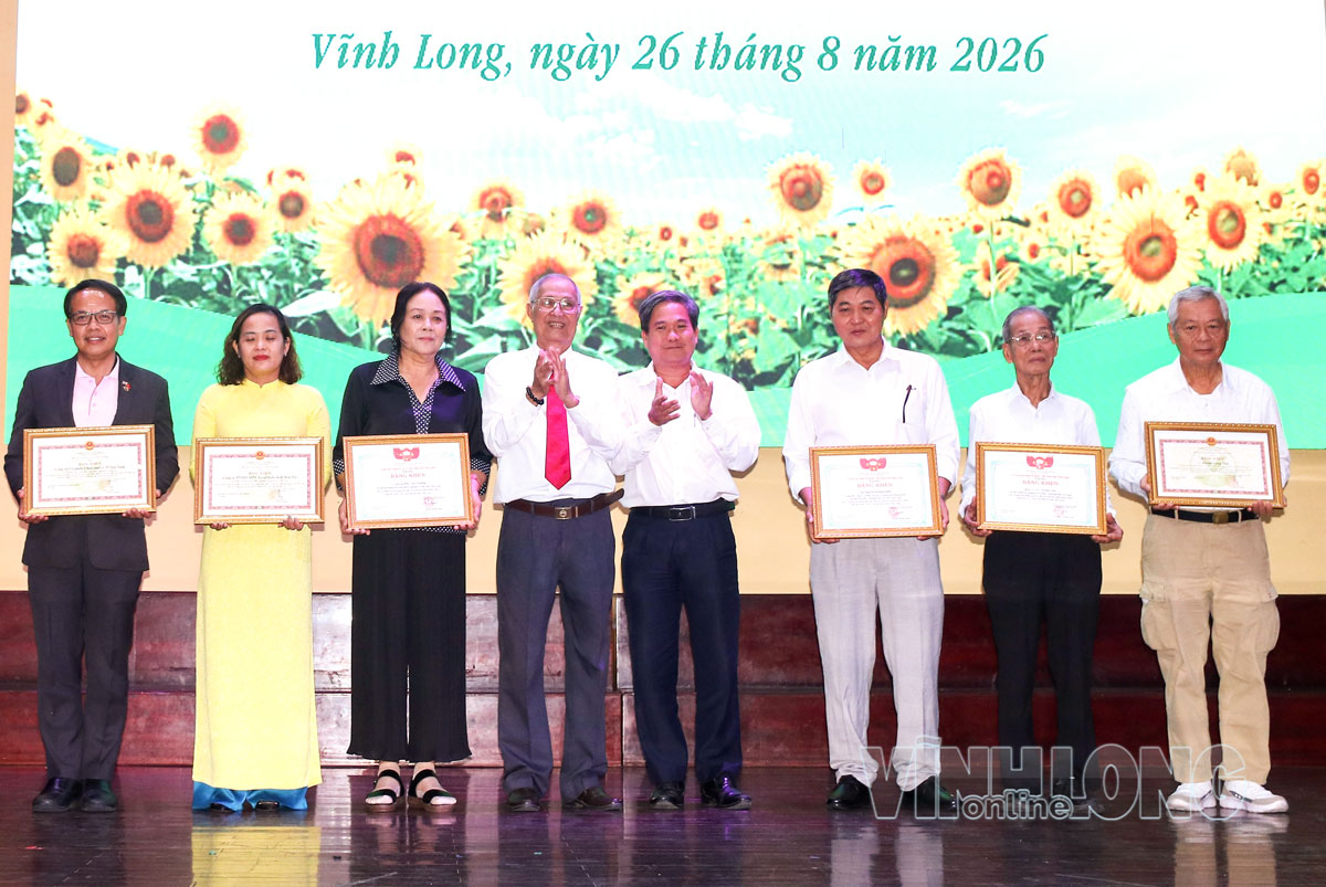 Các nhà tài trợ nhận bằng khen của UBND tỉnh và Ủy ban Mặt trận Tổ quốc tỉnh.
