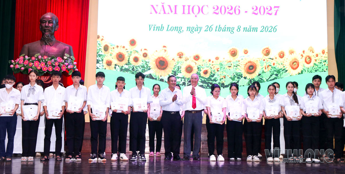 Các em học sinh phấn khởi nhận học bổng.