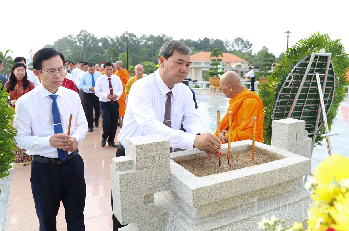 Đồng chí Kim Ngọc Thái dâng hương tại Nghĩa trang liệt sĩ tỉnh. Ảnh: NGỌC XOÀN