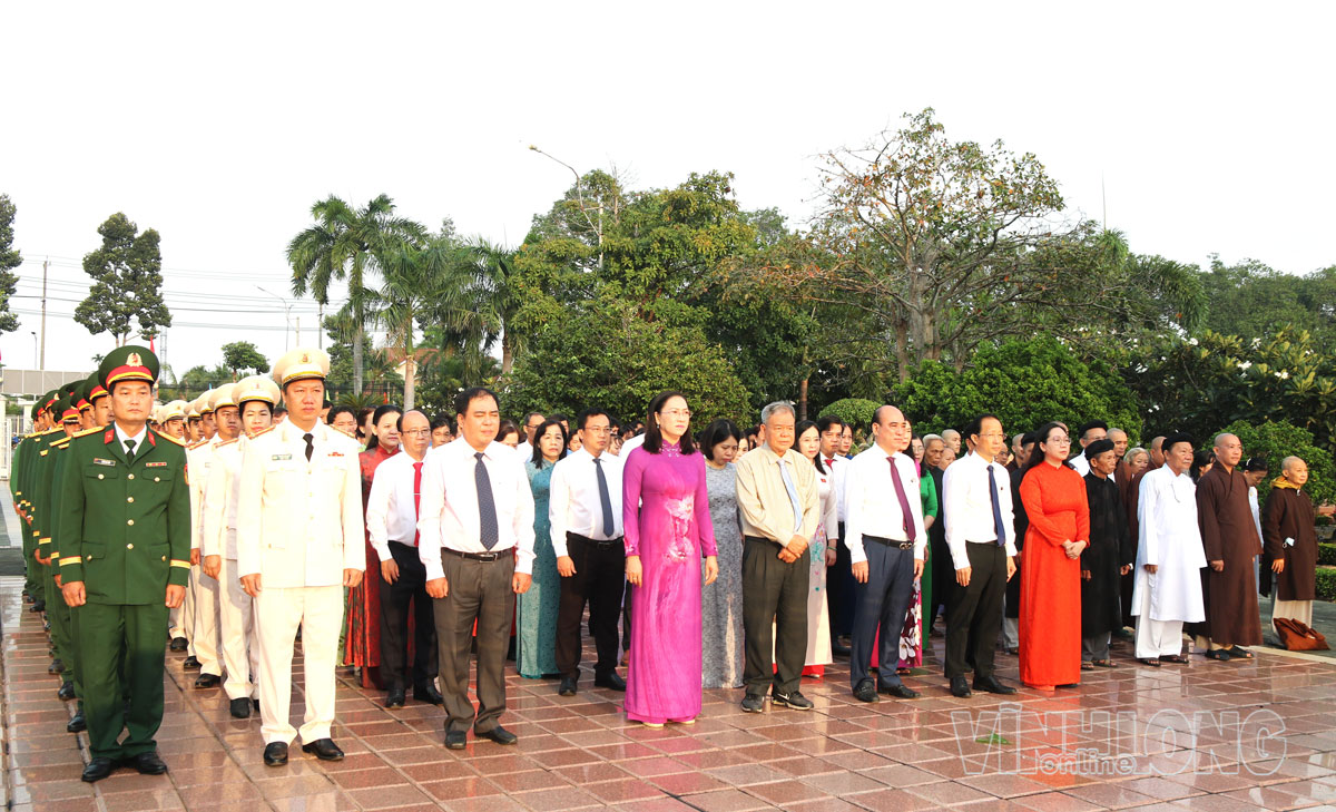 Các đại biểu dự lễ viếng Nghĩa trang liệt sĩ nhân kỷ niệm 81 năm Cách mạng tháng Tám thành công (19/8/1945 - 19/8/2026) và Quốc khánh nước Cộng hòa xã hội chủ nghĩa Việt Nam (2/9/1945 - 2/9/2026) 