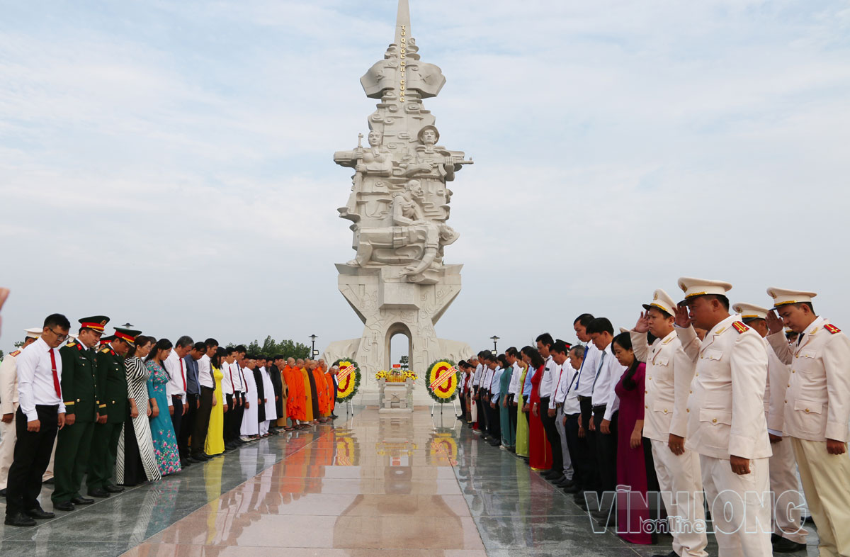 Đại biểu dành 1 phút mặc niệm tưởng nhớ công lao các Anh hùng liệt sĩ tại Nghĩa trang liệt sĩ tỉnh. Ảnh: NGỌC XOÀN