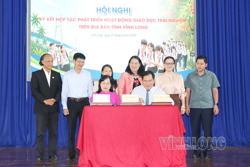 Lãnh đạo Sở Văn hóa-TT-DL và Sở GD-ĐT ký kết hợp tác phát triển hoạt động giáo dục trải nghiệm trên địa bàn tỉnh.