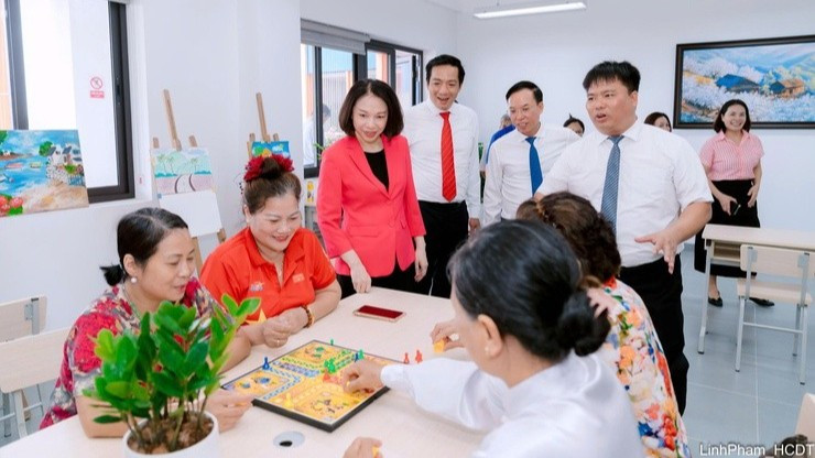 Lãnh đạo thành phố Hà Nội tham quan mô hình chăm sóc sức khỏe người cao tuổi tại phường Long Biên. (Ảnh: Báo Nhân Dân)
