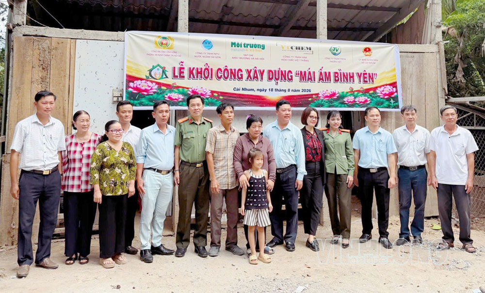 Lãnh đạo các đơn vị, doanh nhiệp, nhà tài trợ chụp ảnh lưu niệm cùng gia đình.
