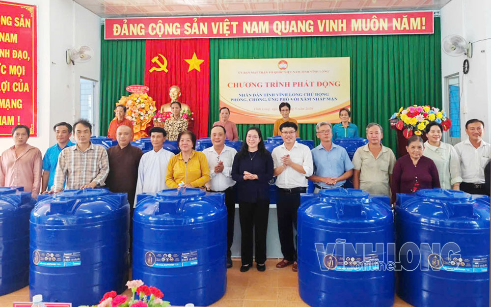 Trao bồn chứa nước 500 lít cho các hộ dân tại xã Phước Long.