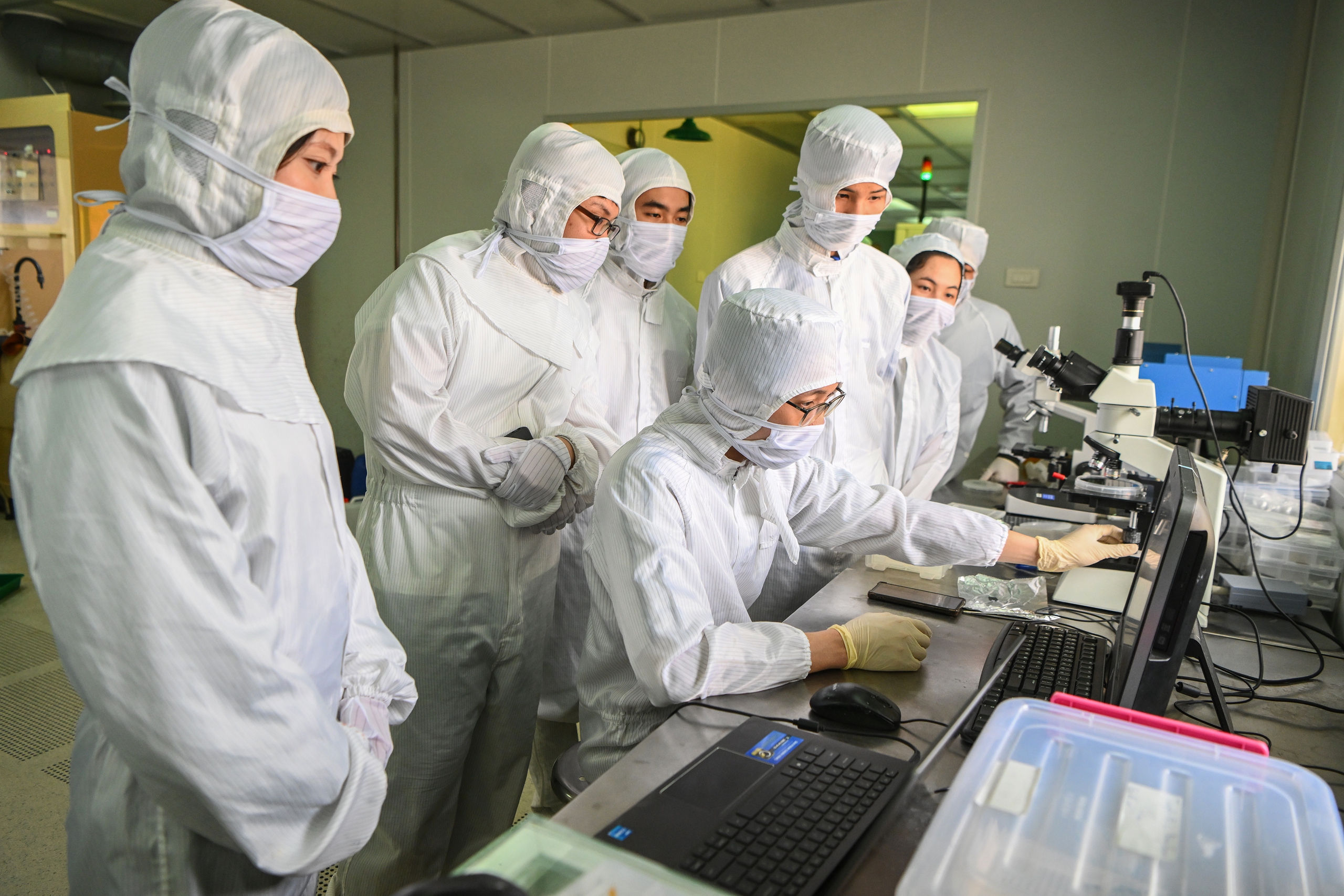 Phòng sạch, Trung tâm Nano và năng lượng, Trường đại học Khoa học tự nhiên, Đại học Quốc gia Hà Nội, nơi đào tạo và nghiên cứu về bán dẫn.
ẢNH: GIANG HUY