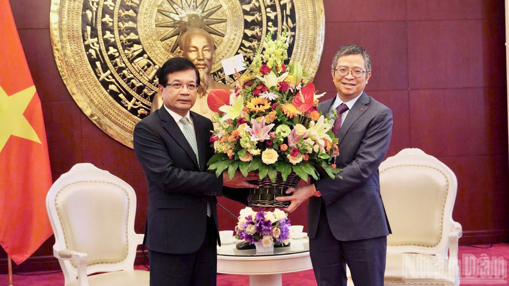 Đại sứ Lào tại Trung Quốc Somphone Sichaleun tặng hoa Đại sứ Việt Nam tại Trung Quốc Phạm Thanh Bình chúc mừng 81 năm Quốc khánh Việt Nam. (Ảnh: VI SA)
