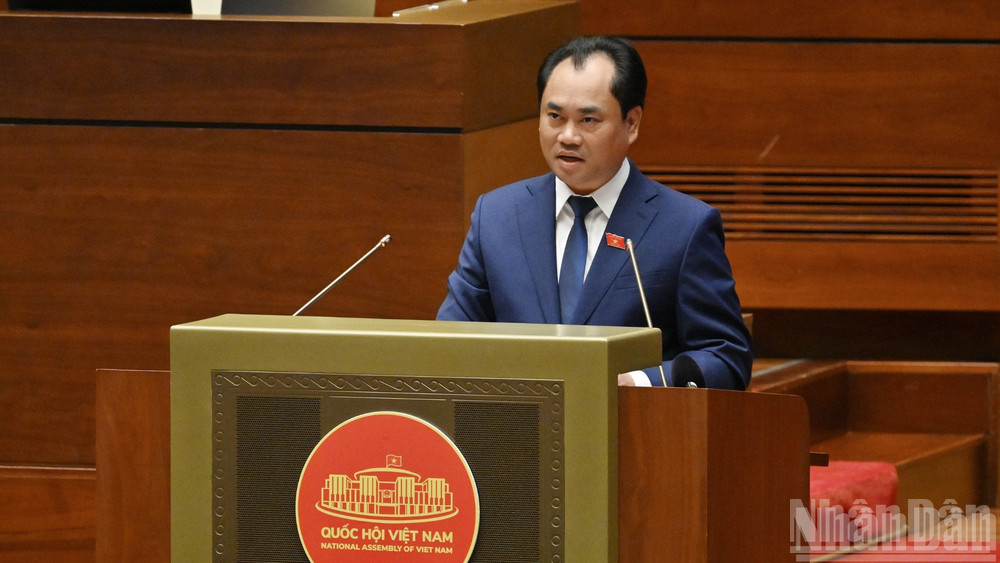 Bộ trưởng Nông nghiệp và Môi trường Trịnh Việt Hùng phát biểu giải trình. (Ảnh: THỦY NGUYÊN)
