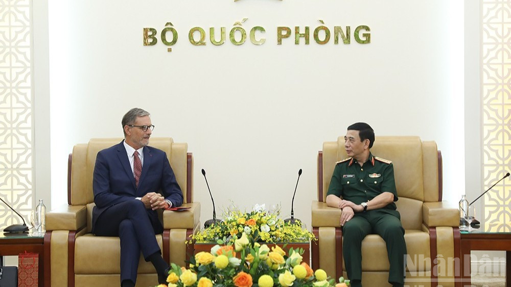 Đại tướng Phan Văn Giang tiếp Đại sứ Olivier Brochet.
