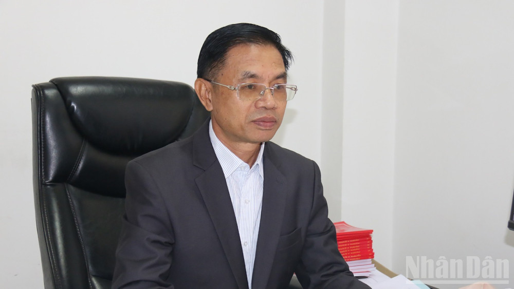 Ông Syvanh Homsayadeth, Quyền Tổng Biên tập báo Pasaxon (Tiếng nói của Trung ương Đảng Nhân dân Cách mạng Lào). (Ảnh: TRỊNH DŨNG)
