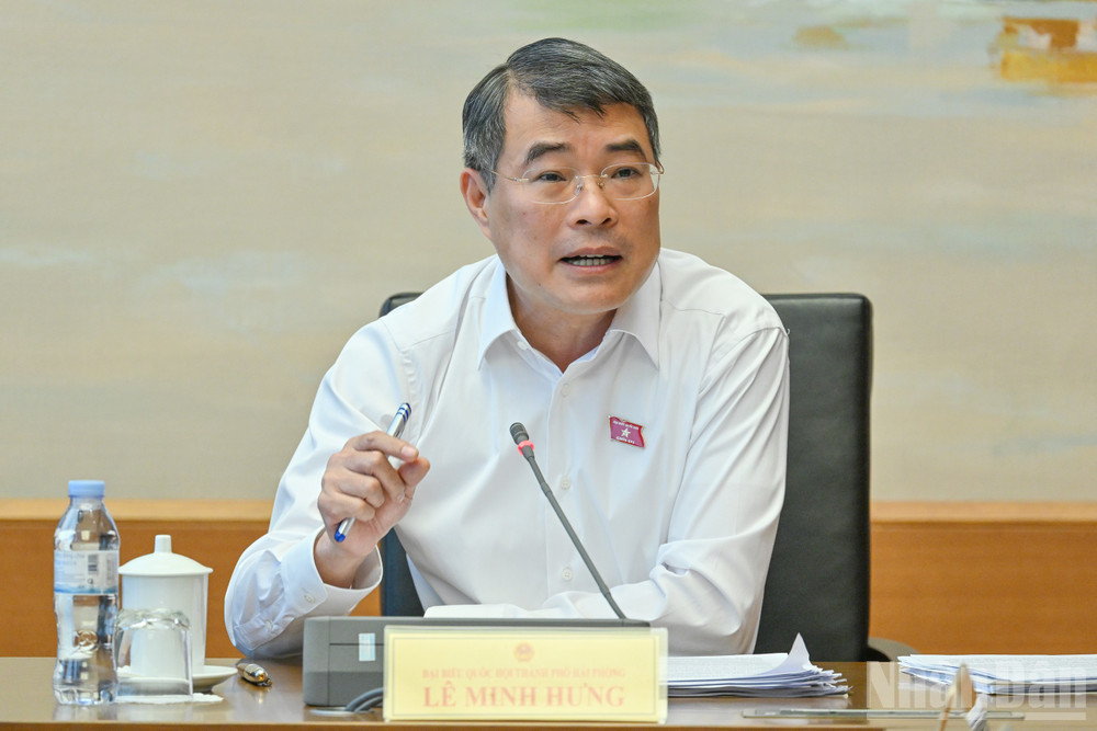 Thủ tướng Lê Minh Hưng phát biểu ý kiến trong phiên thảo luận tổ sáng 19/8. (Ảnh: THỦY NGUYÊN)
