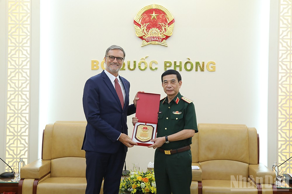 Đại tướng Phan Văn Giang và Đại sứ Olivier Brochet tại buổi tiếp.
