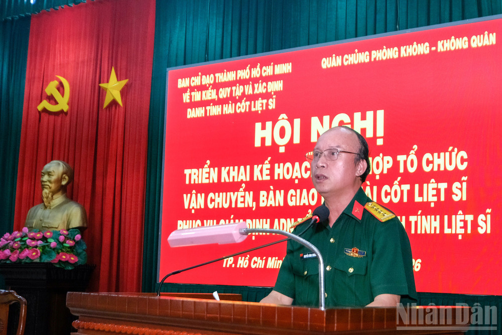 Đại tá Nguyễn Đình Chuẩn, Phó Chính ủy Bộ Tư lệnh Thành phố Hồ Chí Minh, Phó Trưởng Ban Chỉ đạo 515 Thành phố phát biểu tại hội nghị.
