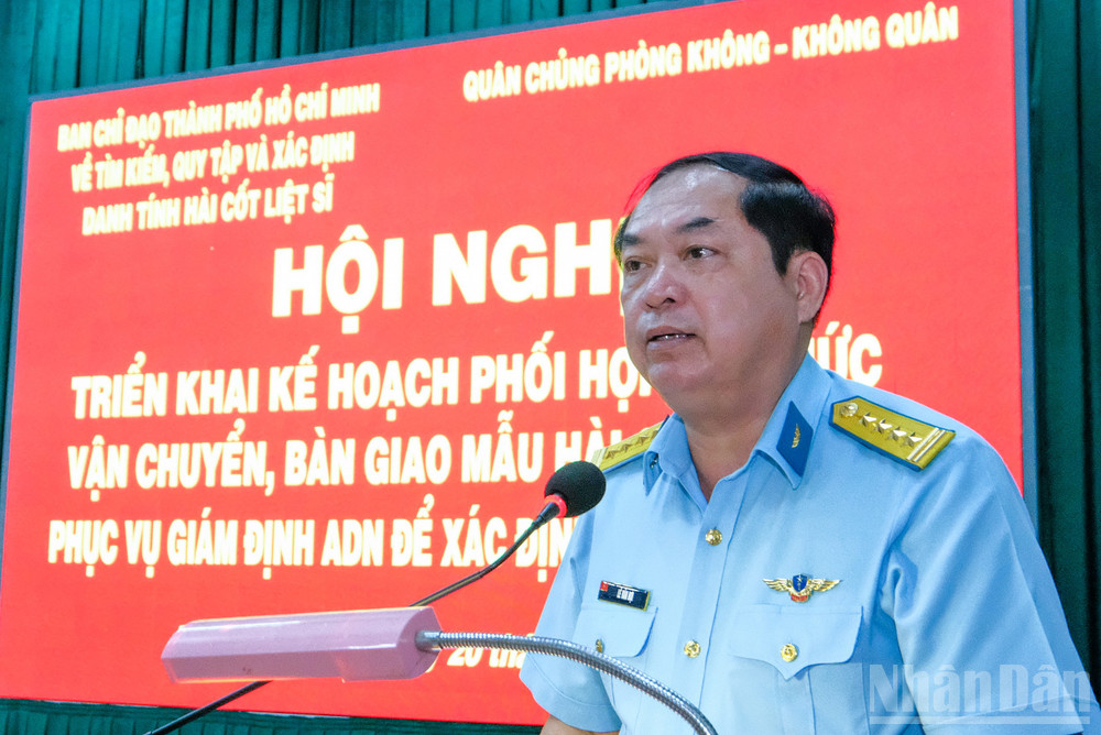 Đại tá Lê Văn Hợi, Chính ủy Sư đoàn Không quân 370 thông tin tại hội nghị.
