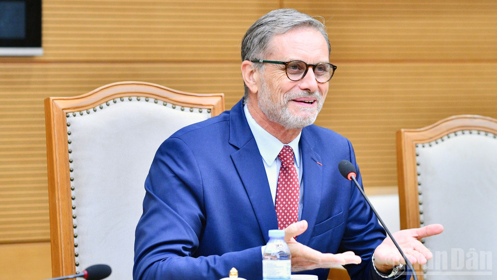 Đại sứ Cộng hòa Pháp tại Việt Nam Olivier Brochet phát biểu ý kiến tại buổi tiếp. (Ảnh: THANH GIANG)
