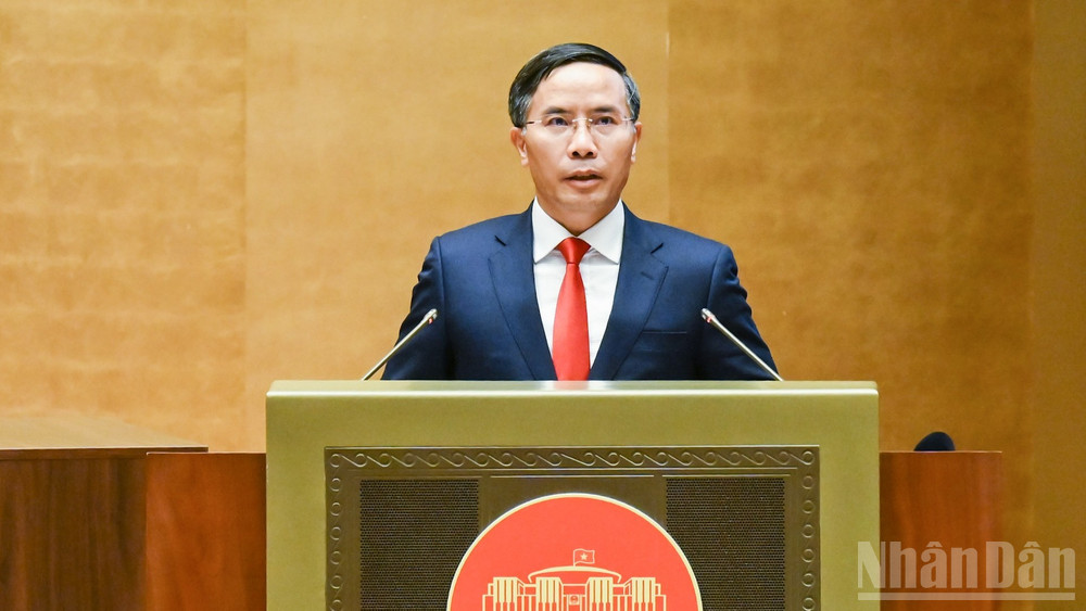 Thống đốc Ngân hàng Nhà nước Phạm Đức Ấn báo cáo một số nội dung tiếp thu, chỉnh lý dự thảo Luật trước khi Quốc hội biểu quyết. (Ảnh: DUY LINH)
