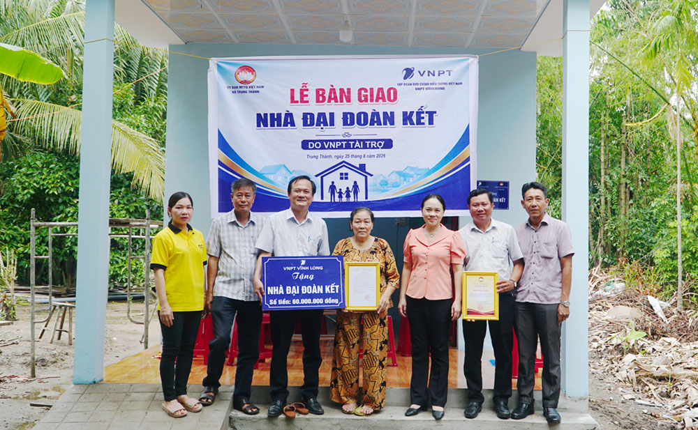 VNPT Vĩnh Long tổ chức lễ bàn giao nhà cho bà Nguyễn Thị Tư (ấp An Điền, xã Trung Thành).