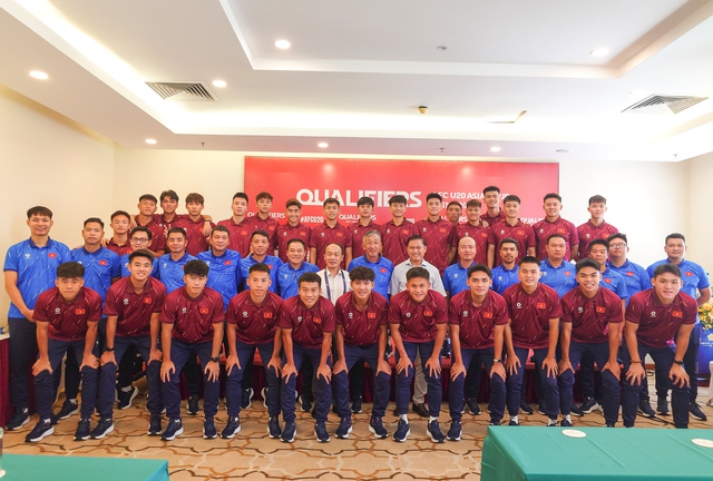 Ông Nguyễn Văn Phú và ông Trần Anh Tú (đứng 2 bên HLV Ikeuchi) thăm và động viên U.20 Việt Nam.

ẢNH: VFF

