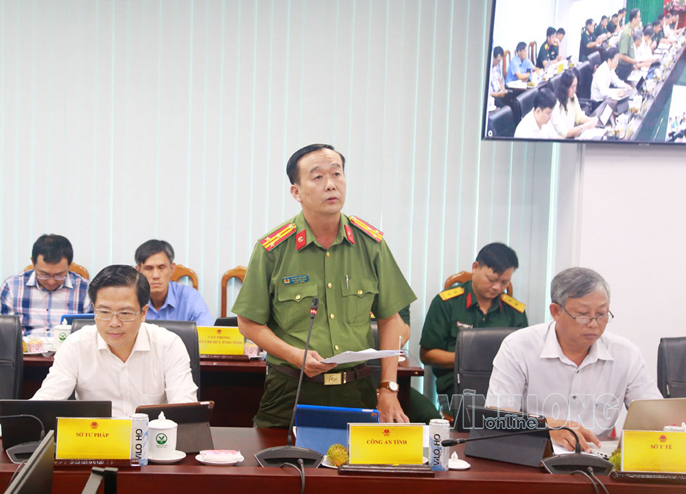 Đại biểu các sở, ngành tham luận các vấn đề liên quan đến phòng thủ dân sự.