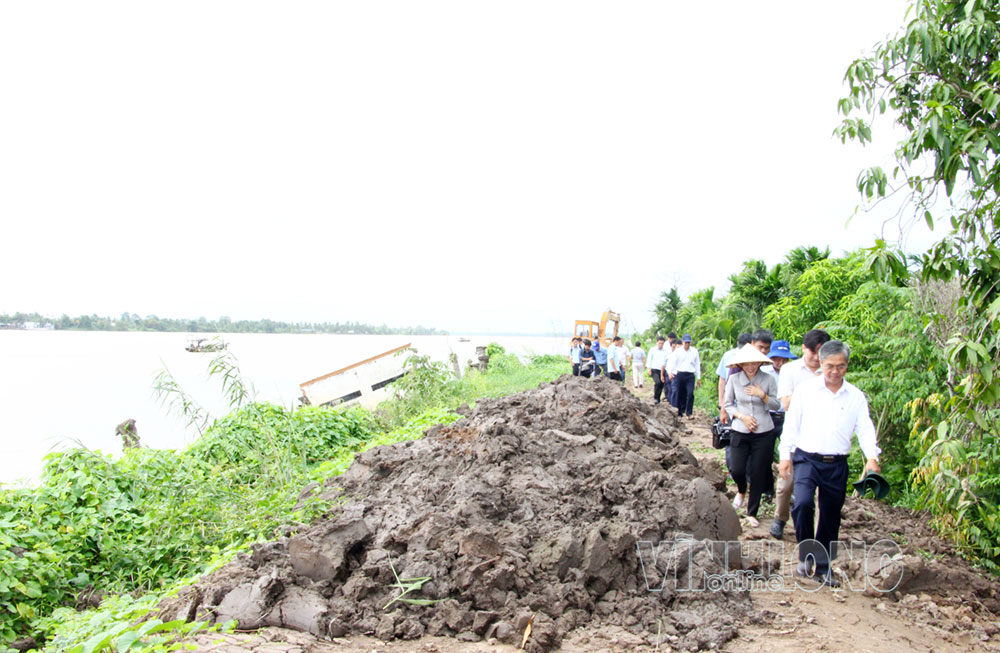Phó Chủ tịch UBND tỉnh Châu Văn Hòa cùng đoàn công tác khảo sát, kiểm tra tình trạng sạt lở tại khu vực ven sông.