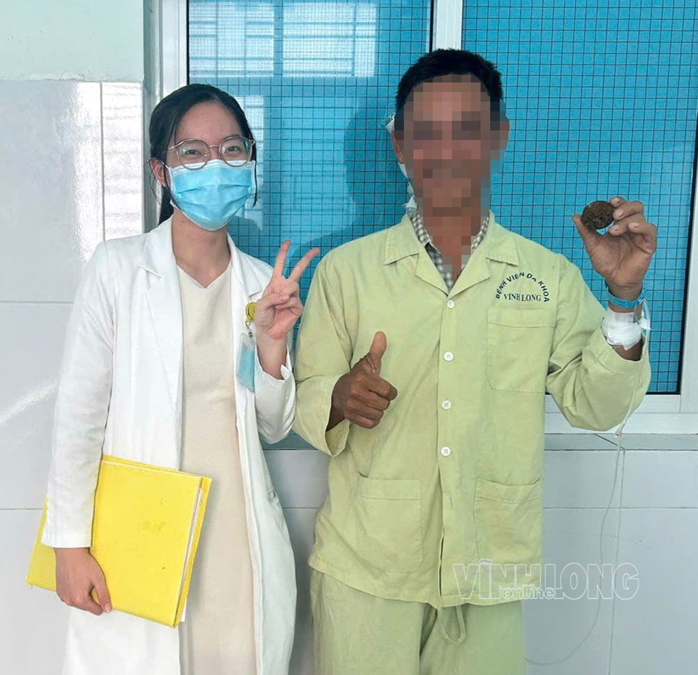 Bệnh nhân với viên sỏi được lấy ra thành công.