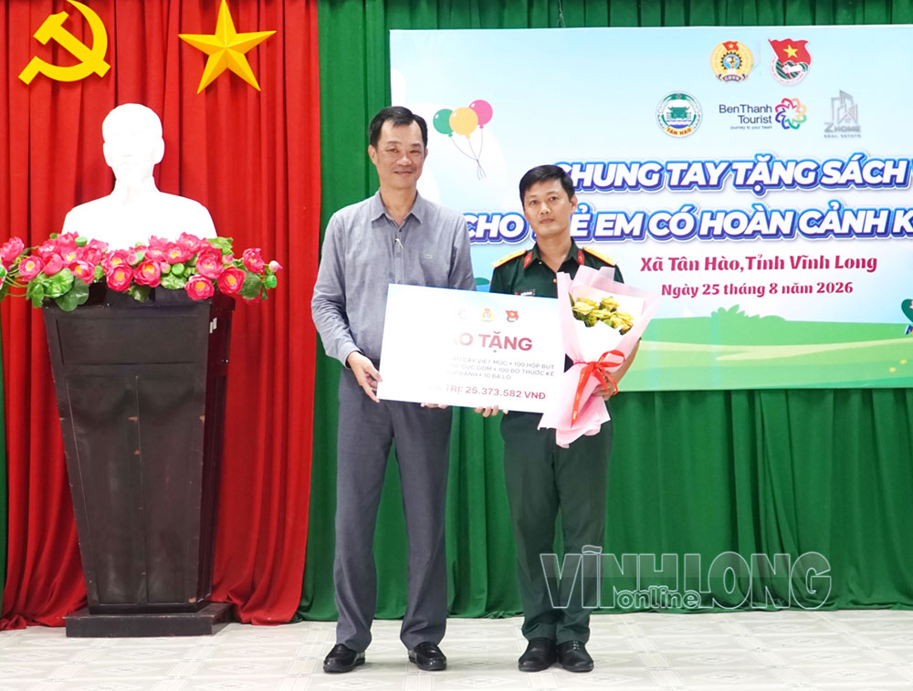 Đại diện Công ty Cổ phần Dịch vụ Du lịch Bến Thành trao bảng tượng trưng quà tặng.