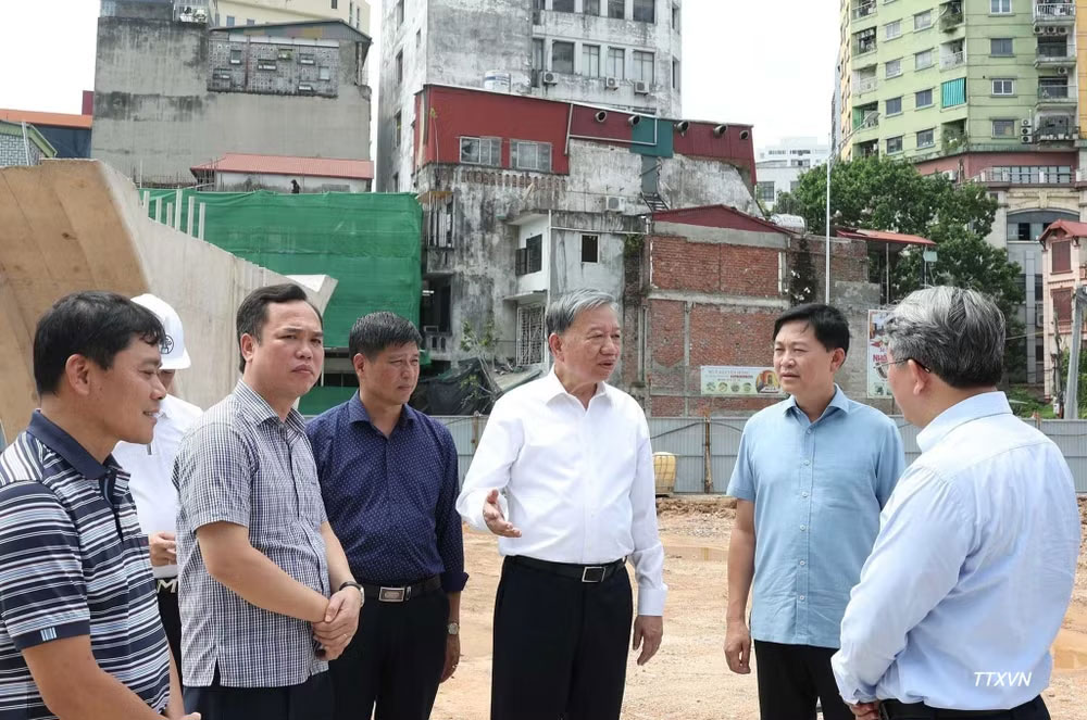 Tổng Bí thư, Chủ tịch nước Tô Lâm đi kiểm tra thực địa tại Dự án đầu tư xây dựng đường Vành đai 1 (đoạn Hoàng Cầu-Voi Phục). (Ảnh: TTXVN)