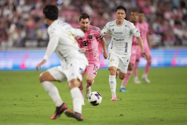 Messi cũng có lần đầu tiên sát cánh thi đấu cùng người đồng đội mới Casemiro, vốn từng là đối thủ suốt nhiều năm khi họ còn thi đấu ở Tây Ban Nha. Ảnh: Reuters