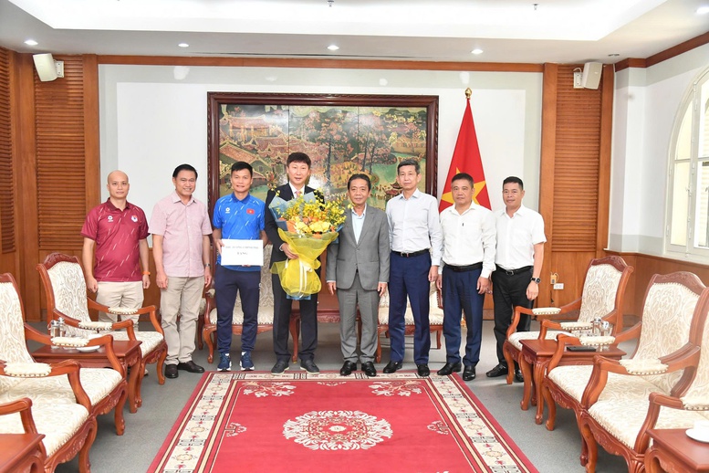Thứ trưởng Hoàng Đạo Cương trao quà của Thủ tướng tặng Đội tuyển bóng đá nam quốc gia. Ảnh: Thái Dương