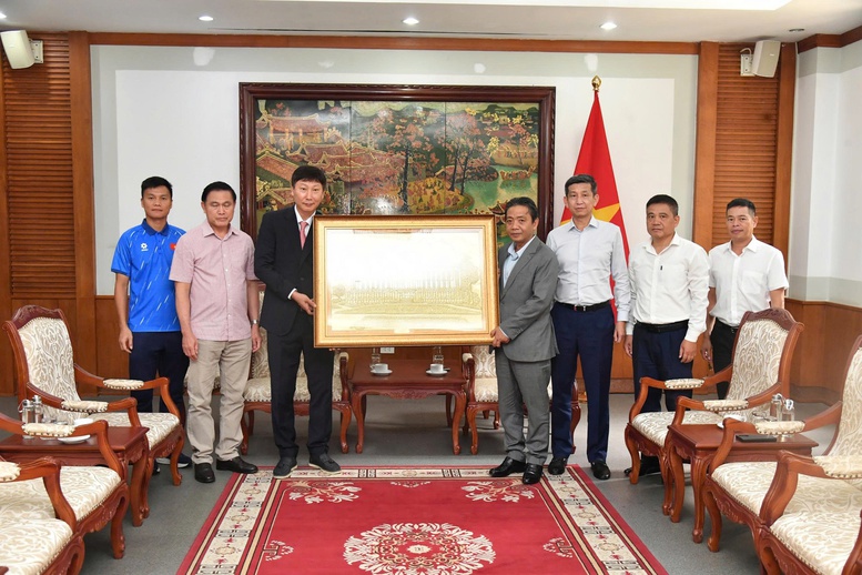Thừa ủy quyền của Thủ tướng Chính phủ Lê Minh Hưng, Thứ trưởng Bộ VHTT&DL Hoàng Đạo Cương trao quà của Thủ tướng tặng Đội tuyển bóng đá nam quốc gia. Ảnh: Thái Dương