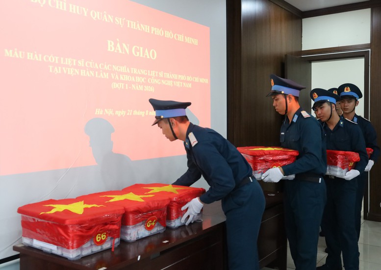Viện Hàn lâm KH&CN Việt Nam tiếp nhận 7.104 mẫu sinh phẩm hài cốt liệt sĩ do Ban Chỉ đạo TPHCM về tìm kiếm, quy tập và xác định danh tính hài cốt liệt sĩ chuyển ra Hà Nội, phục vụ giám định ADN, xác định danh tính liệt sĩ - Ảnh: Viện Hàn lâm KH&CN Việt Nam