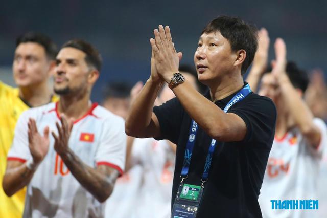 HLV Kim Sang-sik có thể nghĩ đến trận bán kết ngay từ thời điểm này.

ẢNH: ĐỒNG NGUYÊN KHANG

