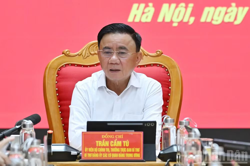 Thường trực Ban Bí thư Trần Cẩm Tú ký ban hành Kế hoạch số 08-KH/TW ngày 22/8/2026 thực hiện Nghị quyết số 25-NQ/TW của Bộ Chính trị về Chiến lược công tác tư tưởng trong bối cảnh mới. (Ảnh: Duy Linh)
