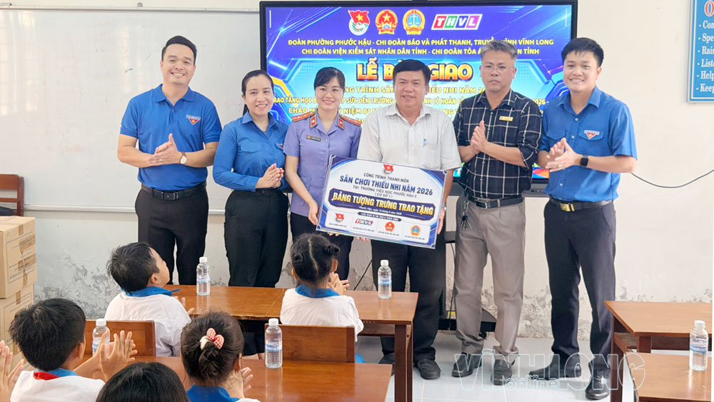 Đại diện các đơn vị trao bảng tượng trưng trao tặng công trình thanh niên “Sân chơi thiếu nhi” tại Trường Tiểu học Phước Hậu C. Ảnh: GIA KHÁNH