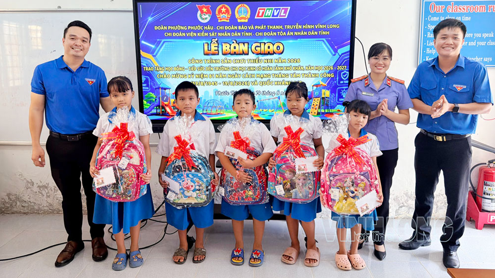 Ban tổ chức chương trình trao các phần quà tiếp sức cho các em học sinh. Ảnh: GIA KHÁNH
