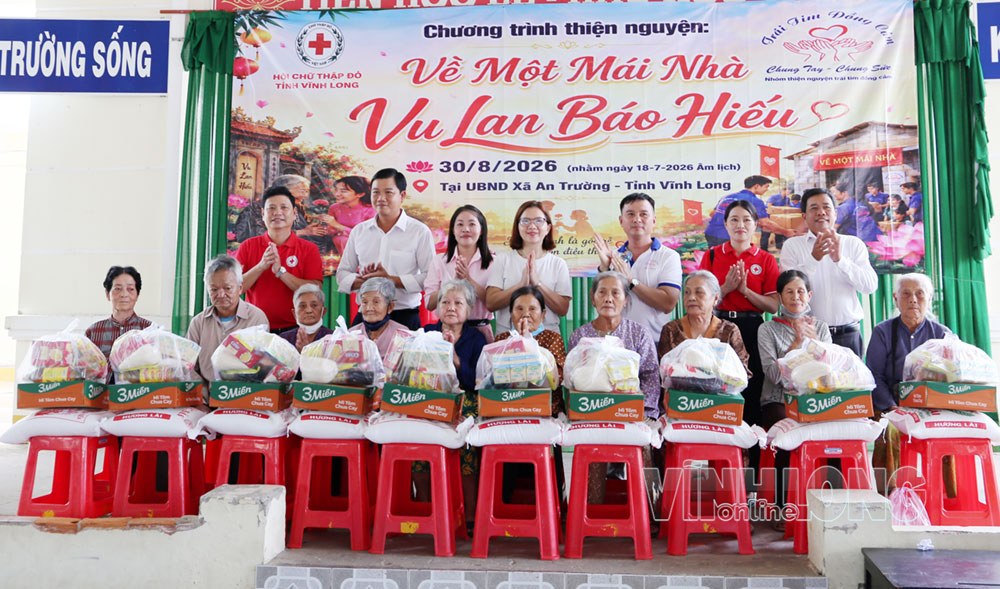 Lãnh đạo Hội Chữ thập đỏ tỉnh, lãnh đạo địa phương và nhóm thiện nguyện “Trái tim đồng cảm” tặng quà cho người già neo đơn xã An Trường.