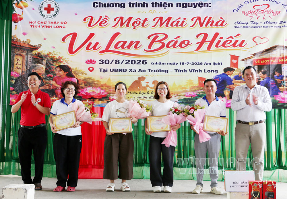 Đồng chí Từ Minh Điền - Chủ tịch Hội Chữ thập đỏ tỉnh và đồng chí Nguyễn Văn Á - Chủ tịch UBND xã An Trường trao thư cảm ơn nhóm thiện nguyện “Trái tim đồng cảm”.